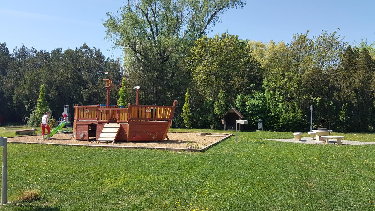 Surman Apartmanok Сиофок Екстериор снимка
